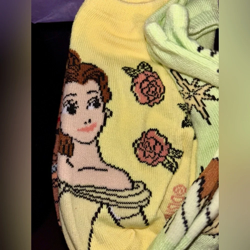 Disney Makeup Eraser Set  w/ 3 lip glosses and set of 5 socks - Picture 7 of 14